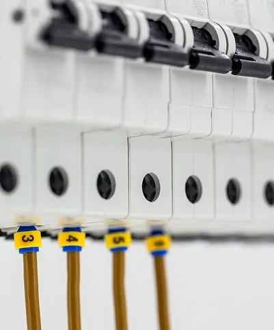 Команда електромонтажників